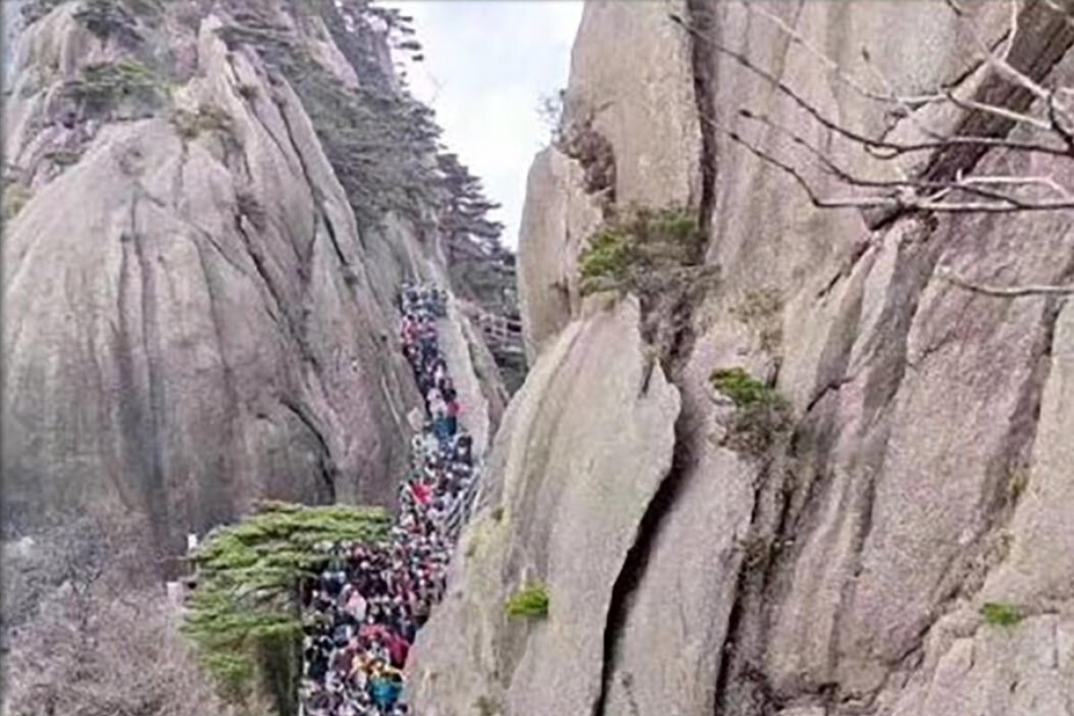 == PICTURE CAPTURED FROM WEIBIO == Huangshan Mountains in Chinaâs Anhui province was forced to close after tens of thousands of people flocked to the popular mountain range over the weekend, highlighting the difficulties in getting the countryâs social life back to normal while keeping the coronavirus outbreak under control. Â Huangshan, or the Yellow Mountains, located in southern Anhui province in eastern China, said in a notice today that it had to close because the number of visitors had reached its limit of 20,000 for the day. Tourists are advised to visit the site on other days or try travelling to other sites. Â Â Since April 4, the Anhui government has been offering free access to 29 tourist sites in the Huangshan region, including the Yellow Mountains, to local residents for 2 weeks, in a bid to drum up more business since its reopening in late February as it seeks to get its economy back to normal. Â Photo: WEIBIO