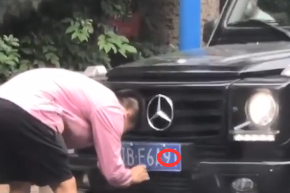 Yu Hanchao is seen altering his car plate number and was later released by Guangzhou Evergrande for violating club rules. Photo: Sina Sports