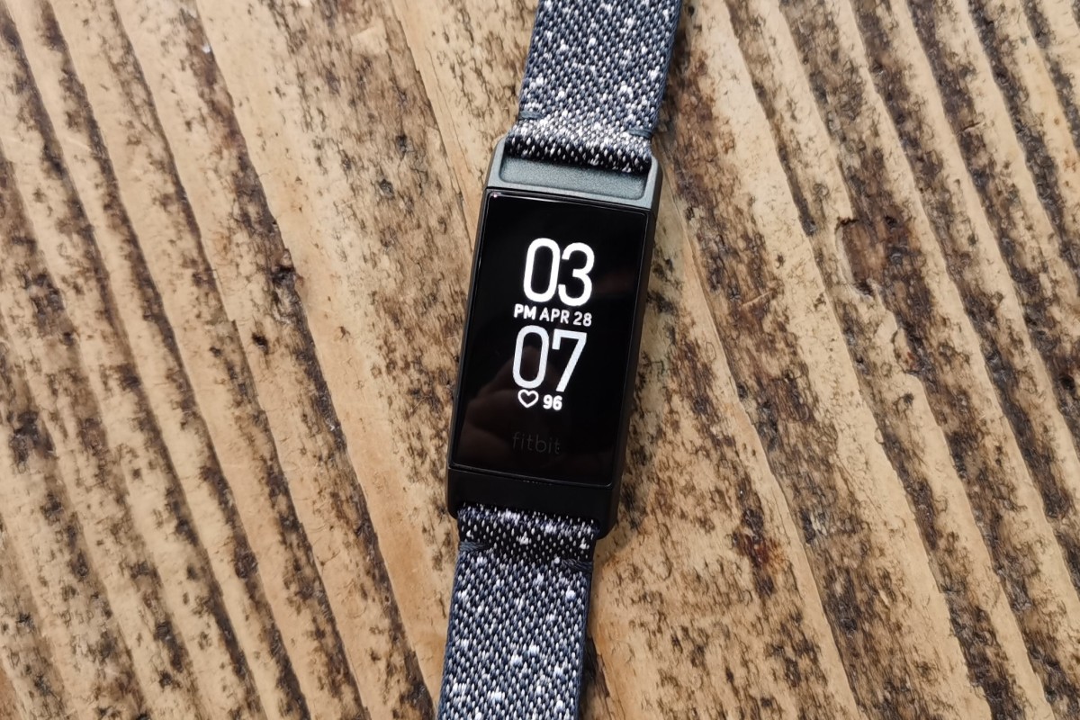 fitbit charge 4 screen blank