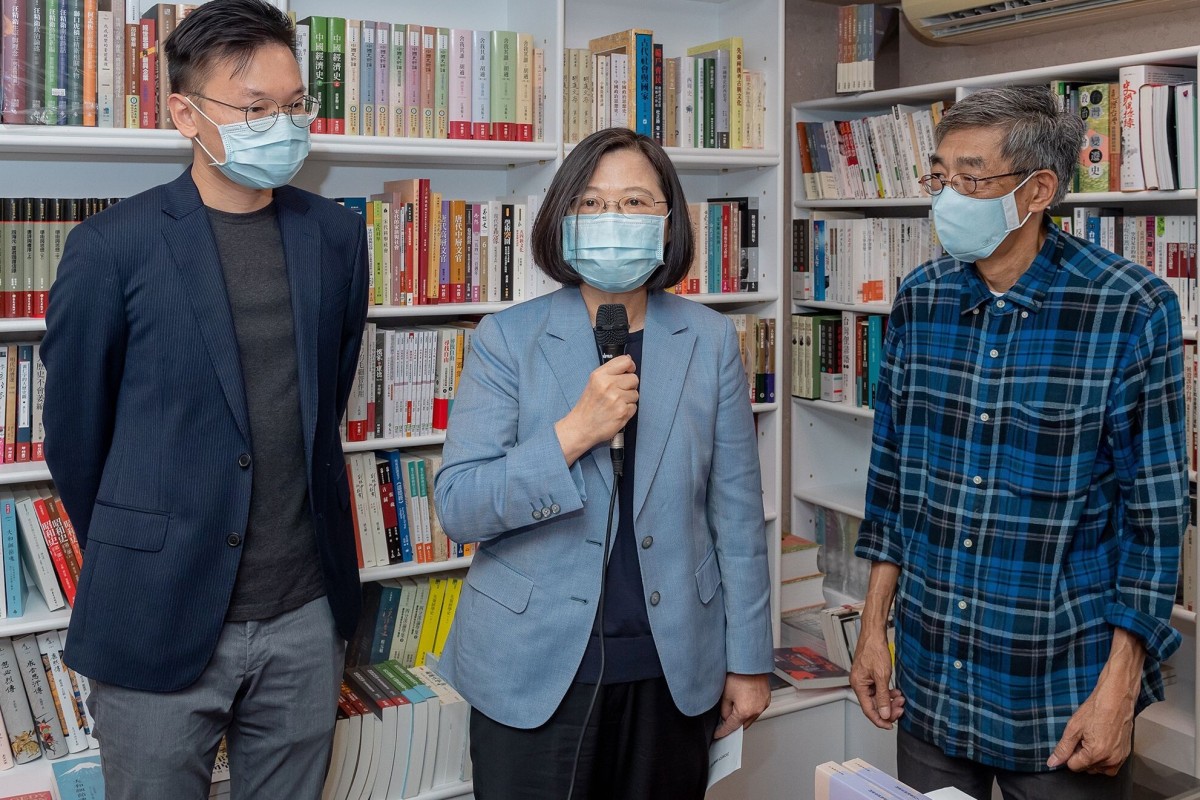 President Tsai Ing-wen (centre) shows her support for Hong Kong bookseller Lam Wing-kee (right) with Lin Fei-fan, deputy secretary general of the ruling Democratic Progressive Party. Photo: Taiwan presidential office/AFP