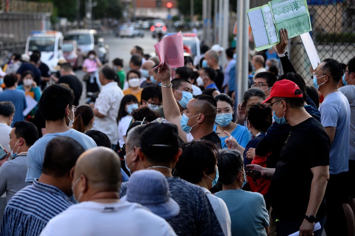 Nearby residents and people who visited Beijing’s Xinfadi market queue to be tested for Covid-19. Photo: AFP