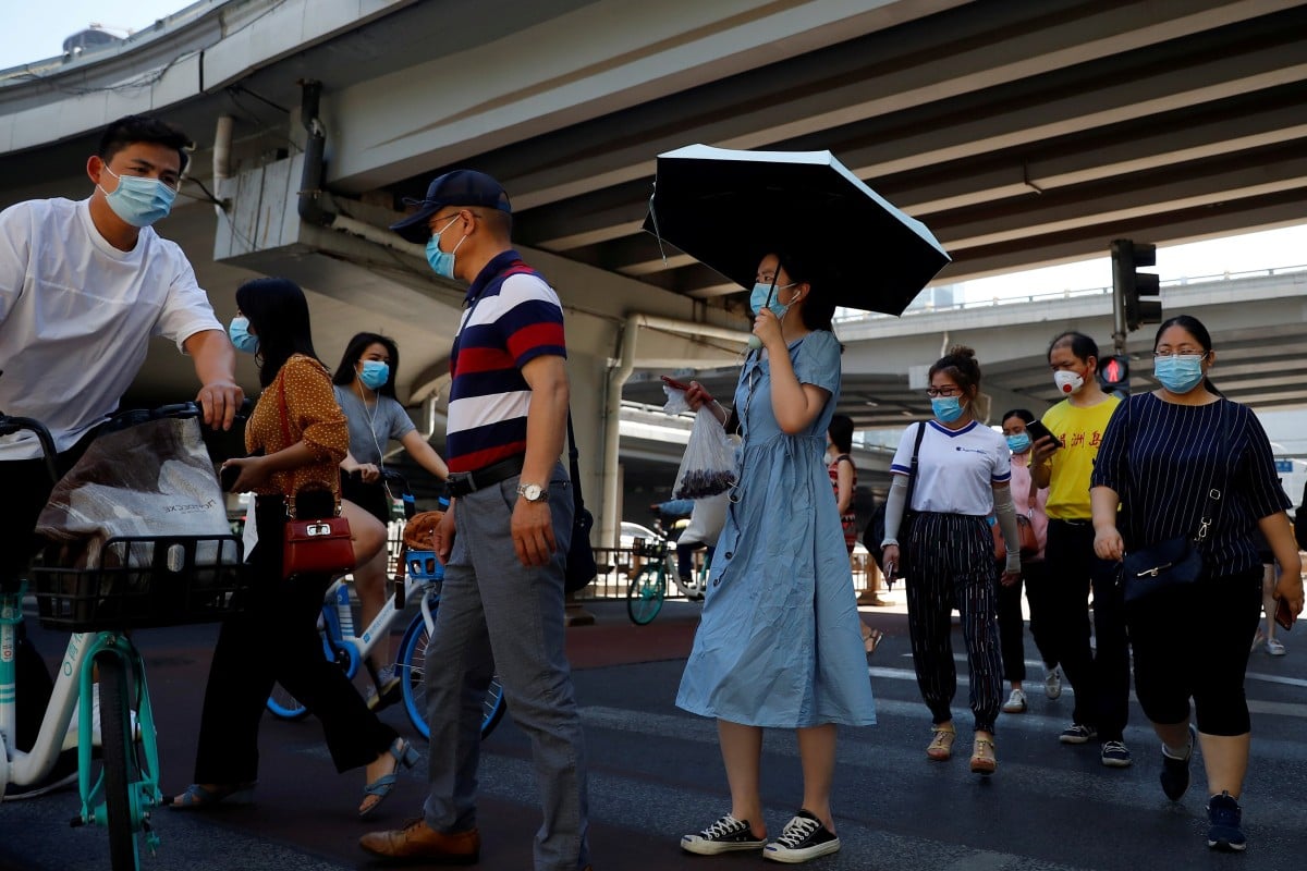 Heure de pointe du matin à Pékin, où les autorités sanitaires luttent contre une nouvelle épidémie de Covid-19 liée à l'un des marchés de la ville. Photo: Reuters