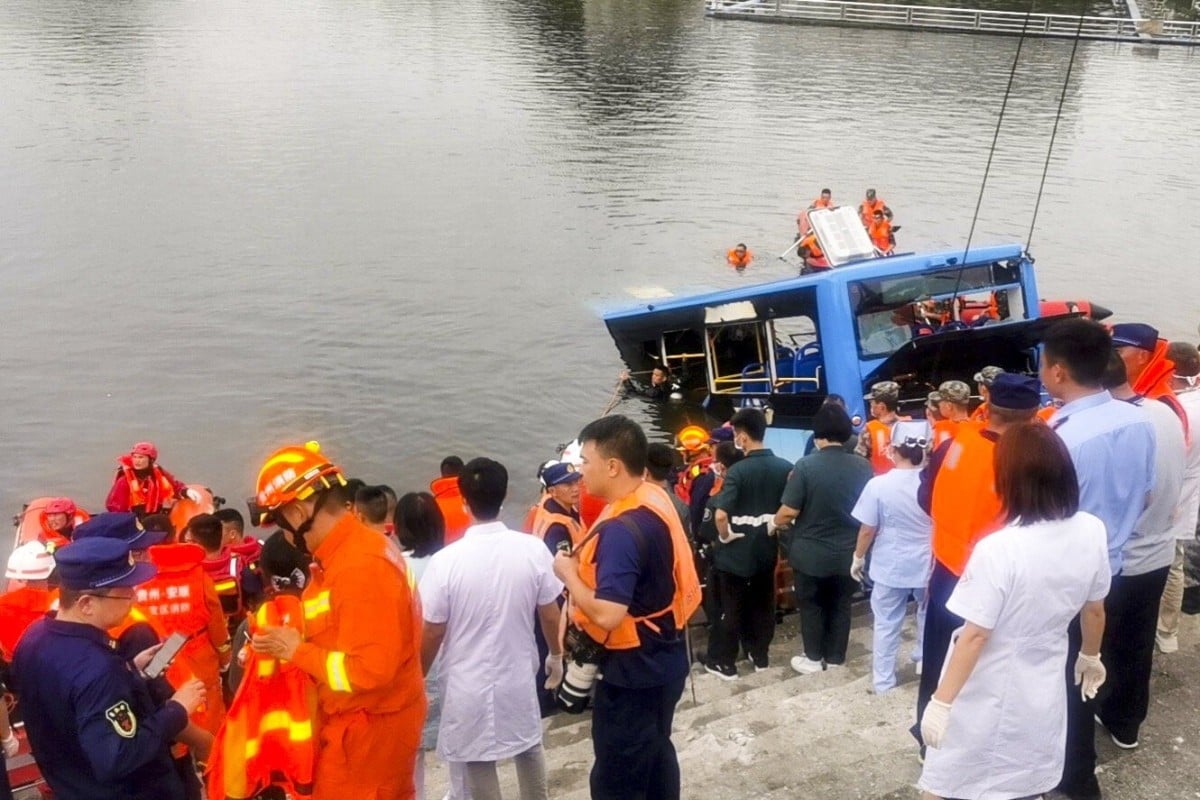 Tìm ra nguyên nhân vụ xe buýt lao xuống hồ tại Trung Quốc - Ảnh 1. Tìm ra nguyên nhân vụ xe buýt lao xuống hồ tại Trung Quốc - Ảnh 1.