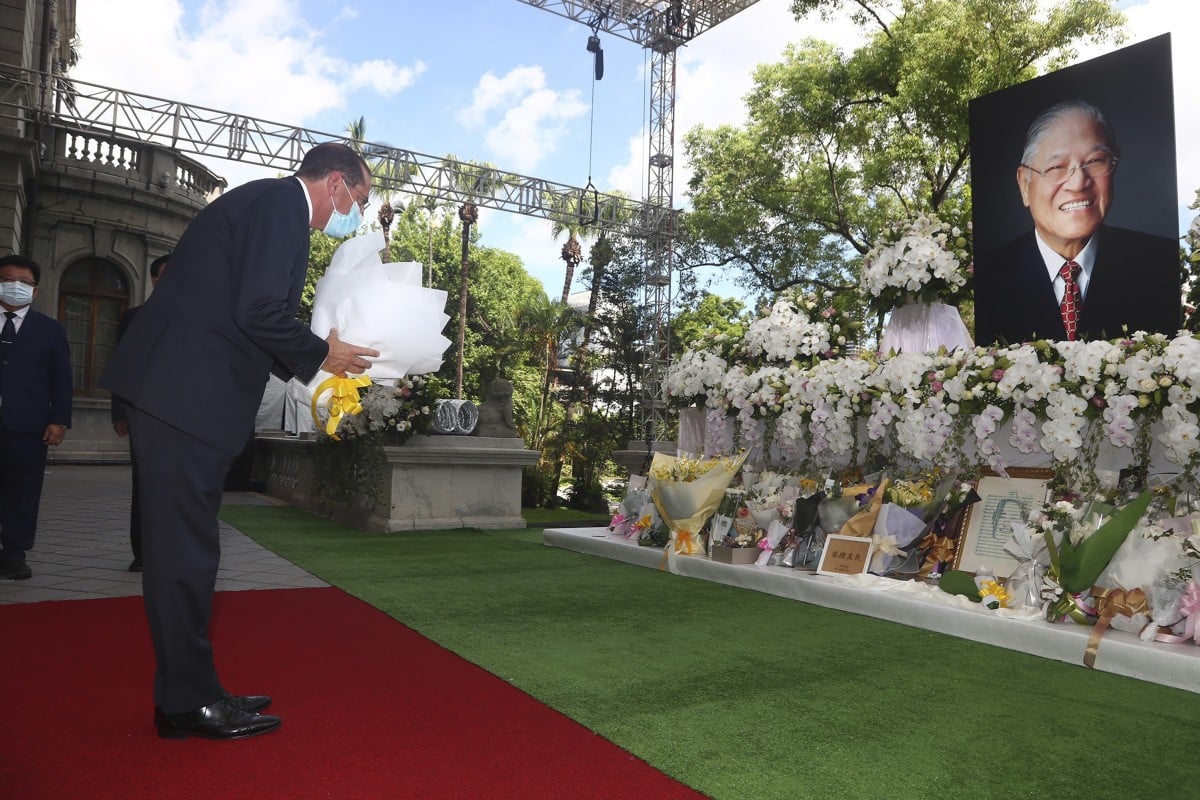 US Health and Human Services Secretary Alex Azar places flowers at a memorial for former Taiwanese president Lee Teng-hui in Taipei, Taiwan, on Wednesday during his landmark trip. Photo: AP