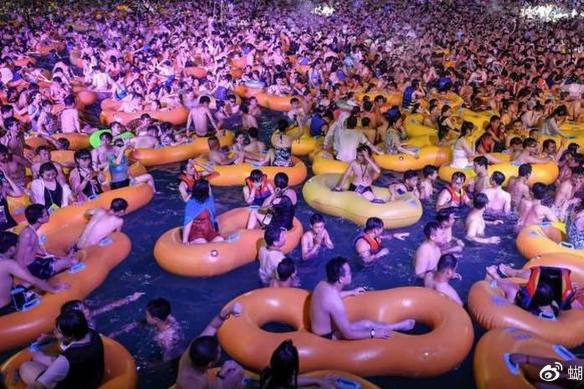 Thousands of mask-free people packed a pool in Wuhan. Photo: Weibo