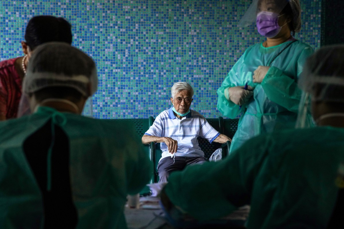 Residents of the Tsz Ching Estate wait for Covid-19 testing kits in Tsz Wan Shan amid the city’s third wave of infections. Photo: Winson Wong
