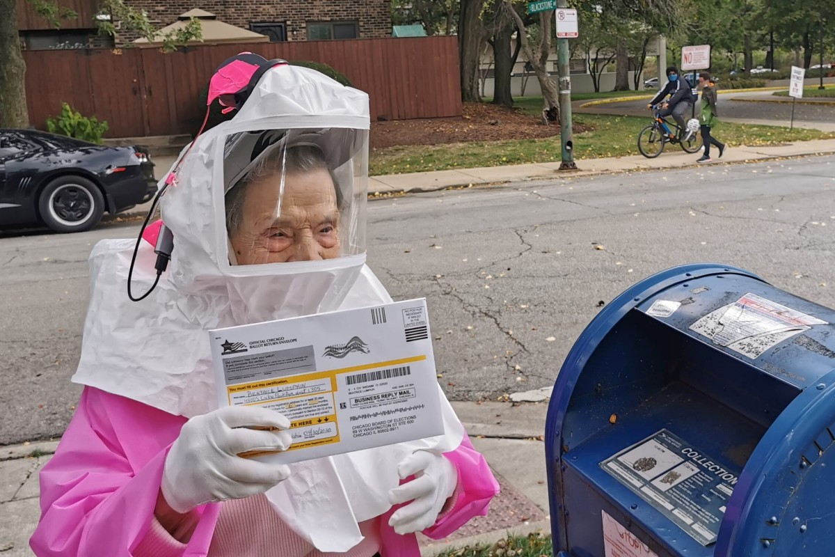 Beatrice Lumpkin, 102-year-old former teacher, casts her vote-by-mail ballot in Chicago. Photo: Reuters