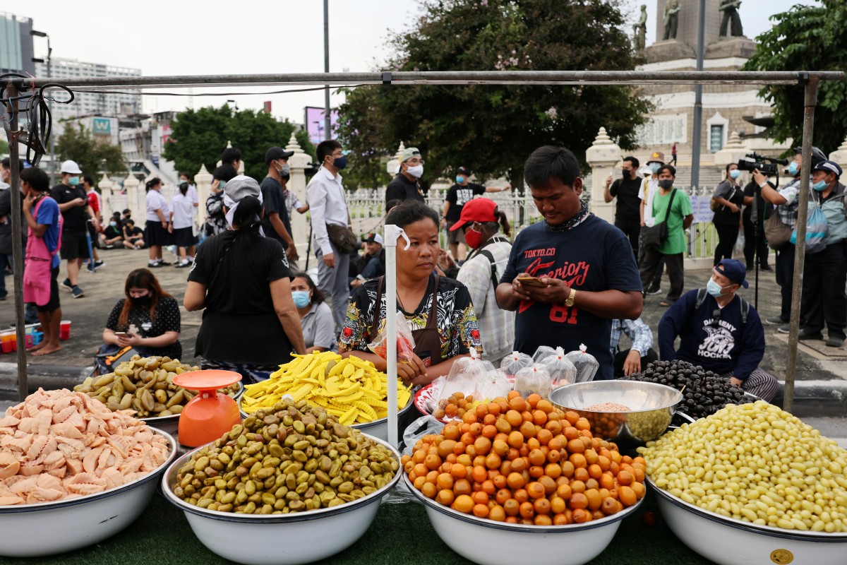 Thailand Protests Meet The Street Food Vendors Cashing In On The Front Lines South China Morning Post You should not wait for someone to pick up your order. thailand protests meet the street food