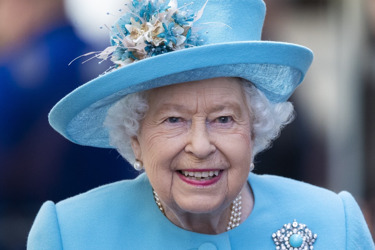 Queen Elizabeth’s secret handbag signals: the subtle ...