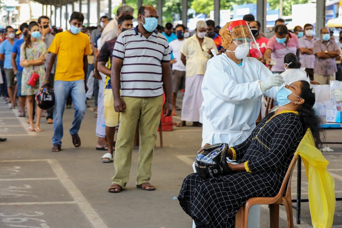 Health workers carry out coronavirus tests at a bus terminal in Colombo. Photo: EPA-EFE