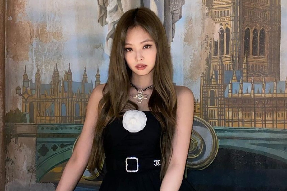 BLACKPINKs Jennie Looked Flaming Hot at the Chanel Show  See Photos   Teen Vogue