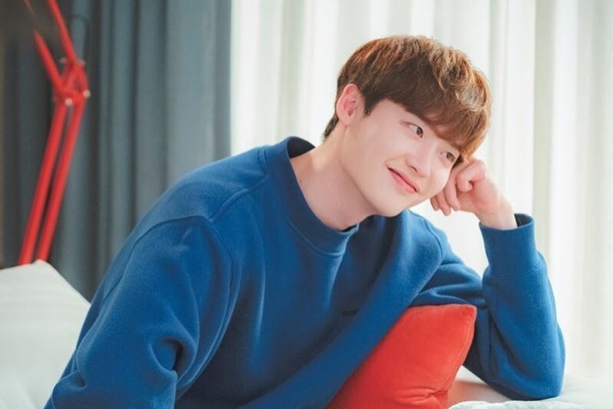 Lee Jong Suk Makes Us 50 000 Per Episode In K Dramas Like Netflix S Romance Is A Bonus Book Doctor Stranger And While You Were Sleeping So How Does He Spend His Fortune South