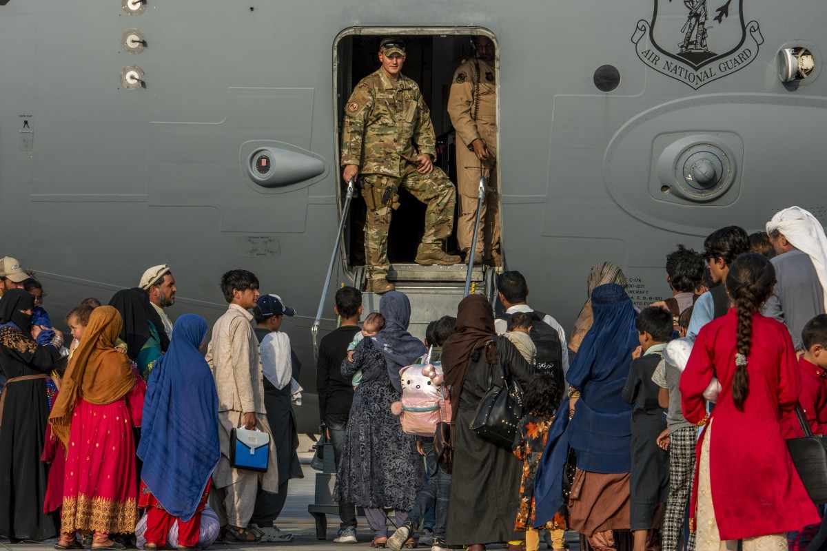 US Air Force service members prepare to board evacuees onto a C-17 Globemaster lll at Al-Udeid Air Base, Qatar. Qatar played an out-size role in US efforts to evacuate tens of thousands of people from Afghanistan. Photo: AP