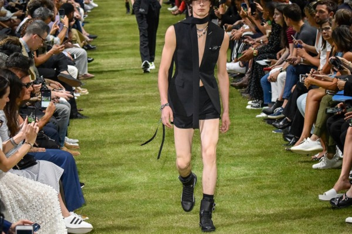 Kris Van Assche gives tailoring a sportswear twist at Dior Homme