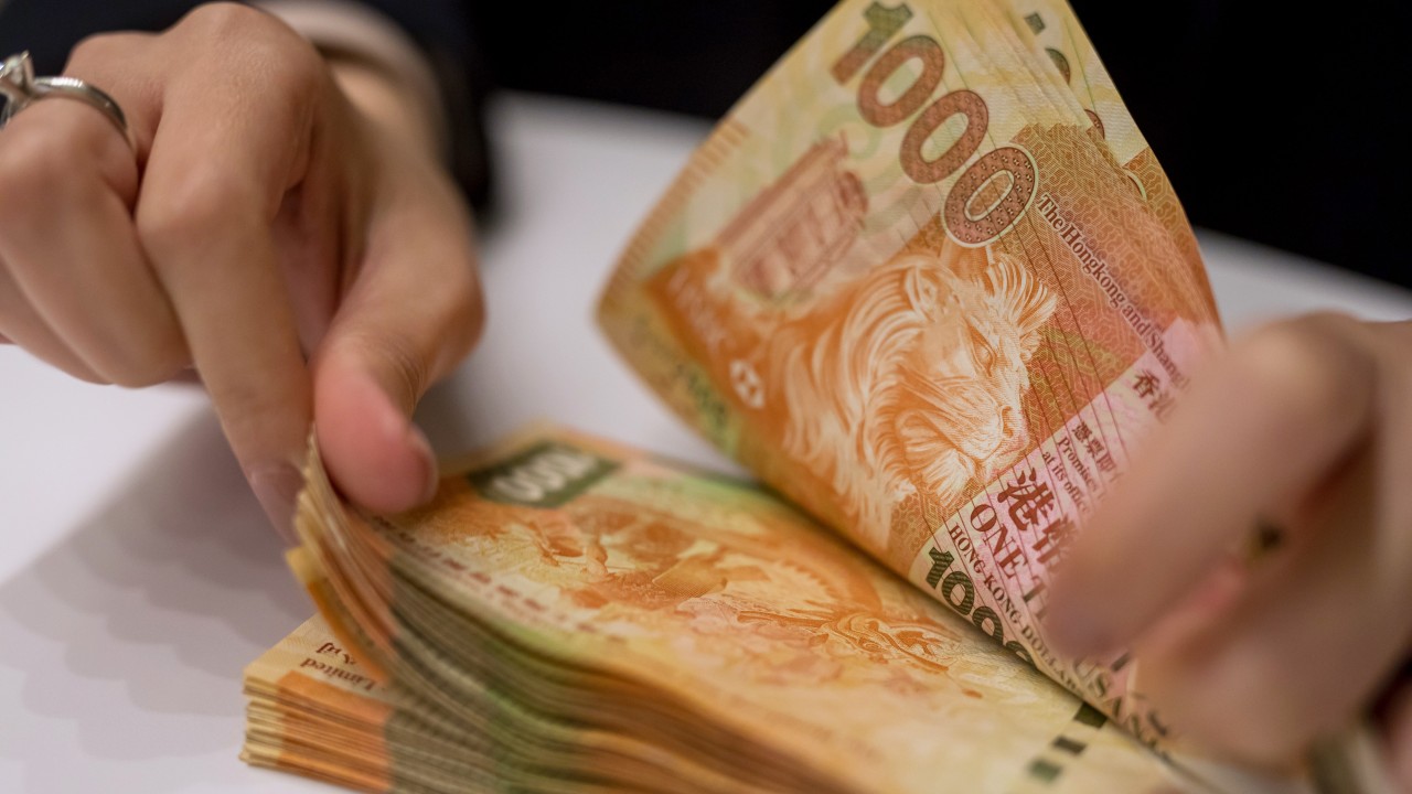 ABD Merkez Bankası'nın kararının ardından paranın maliyeti yirmi yıldan fazla bir süre içinde bir kerelik en büyük sıçramasını yaptığı için Hong Kong'un taban oranı 50 puan arttı.