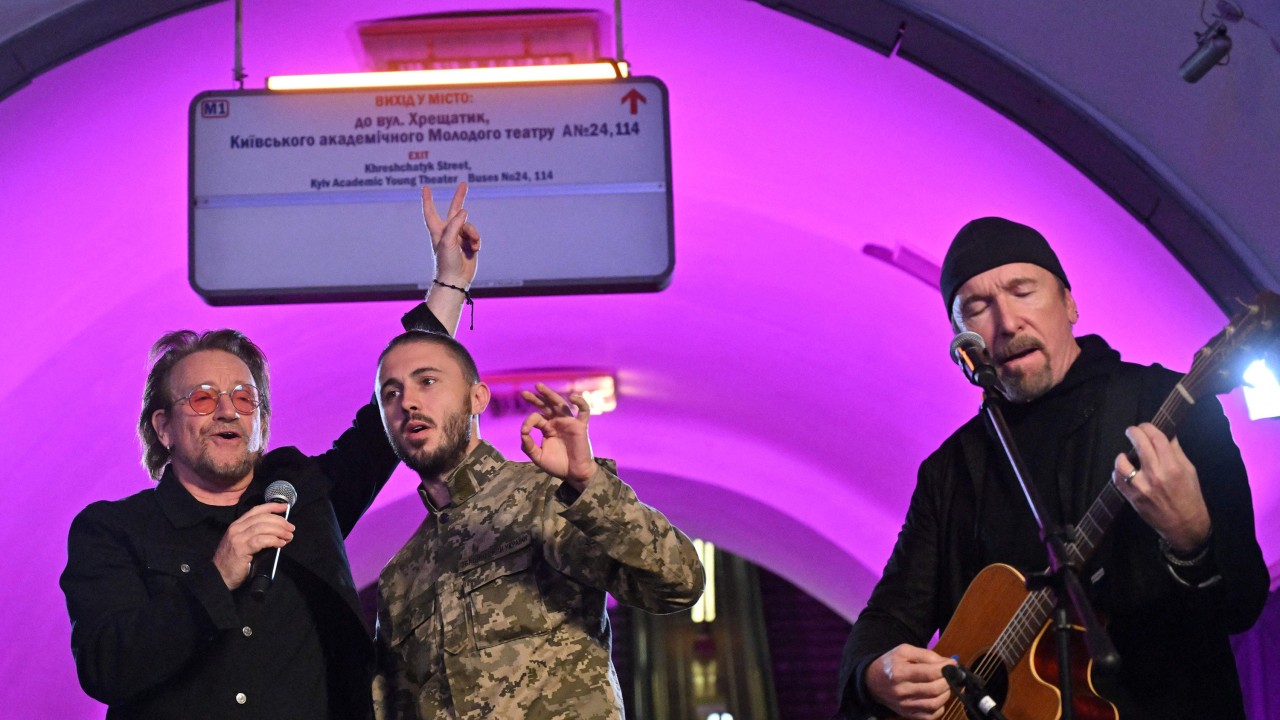 Members of U2 perform a surprise show at the kyiv metro station used as a bomb shelter - scribe-story.com