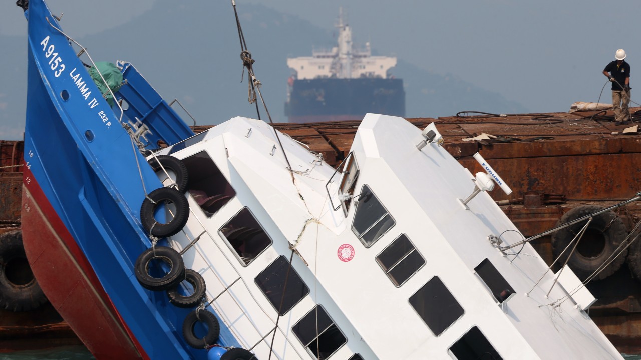 1 Ekim 2012: Hong Kong'un Lamma Adası açıklarında ölümcül bir feribot kazasında 39 kişi öldü.