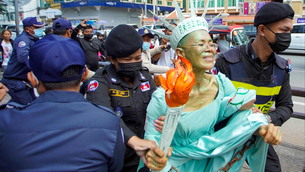Kamboçya, 'Lady Liberty' avukatını, Sam Rainsy'nin sürgünden dönüşü başarısız olduğu için vatana ihanetten hapse attı.