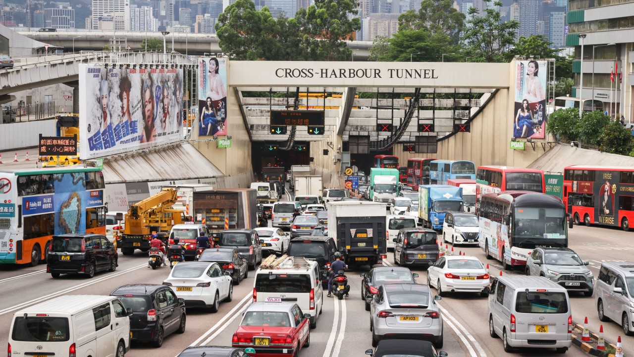 Hong Kong yasa koyucuları, ulaşım bürosunun limanlar arası tünellerdeki trafik sıkışıklığını hafifletmek için tıkanıklık vergisi önerisini sorguluyor