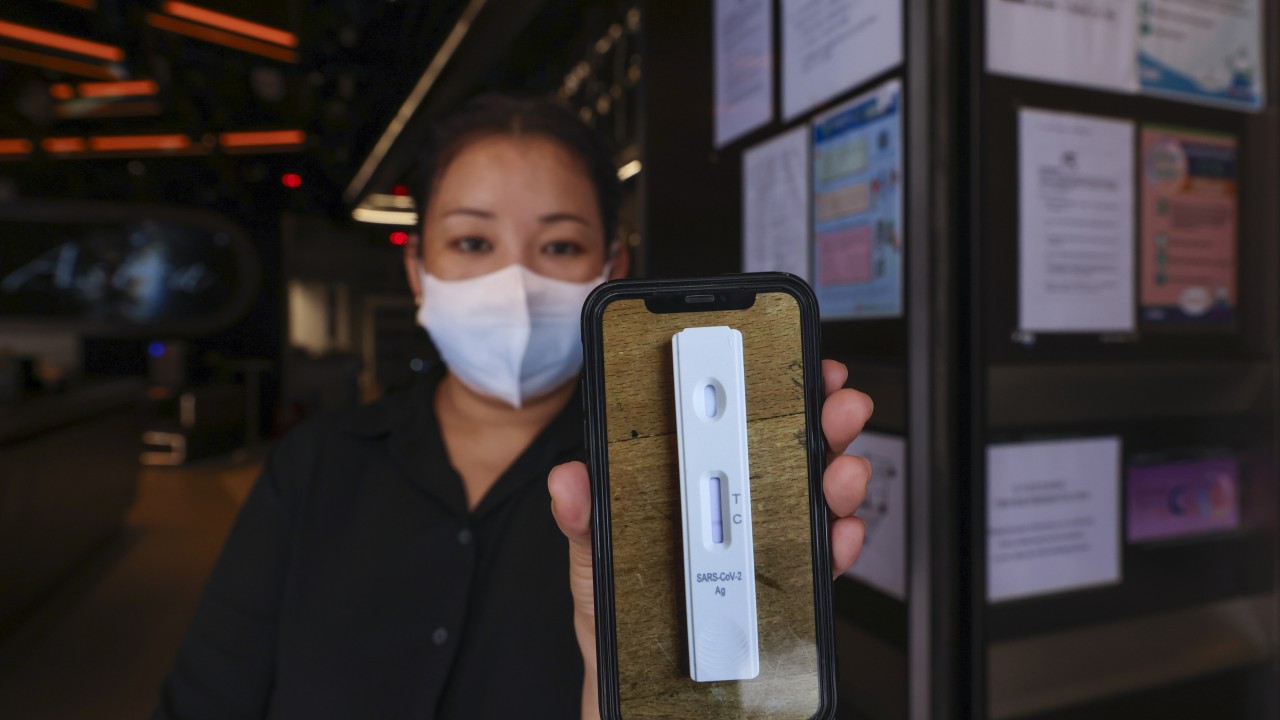 Sağlık uzmanları, yeni kuralın yürürlüğe girmesi nedeniyle müşterilerin Hong Kong gece kulüplerinin tesislerinde hızlı Covid testleri yapmaması gerektiği konusunda uyarıyor.