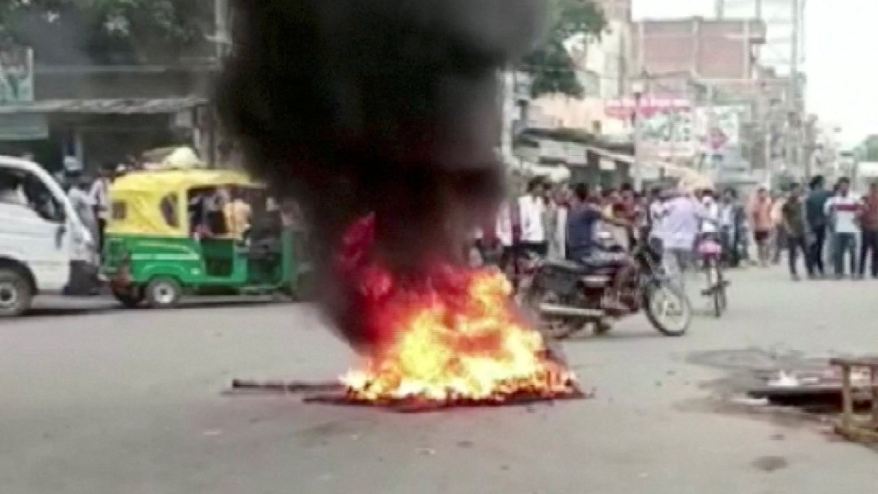 Hindistan'daki protestocular askeri istihdam planı nedeniyle trenleri yaktı