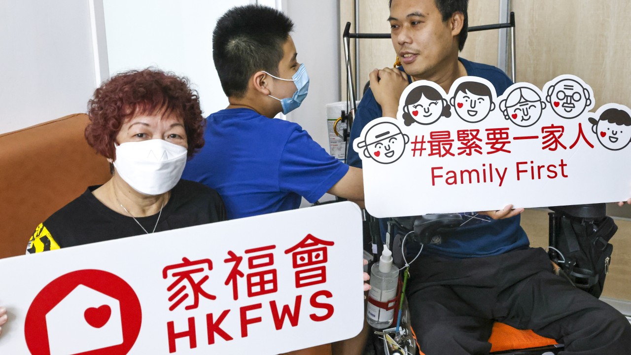 Tekerlekli sandalye dostu yerler ve koruyucu evler: babanın sevgisi, bu Hong Kong ailesi için zorlu yaşamların üstesinden geliyor