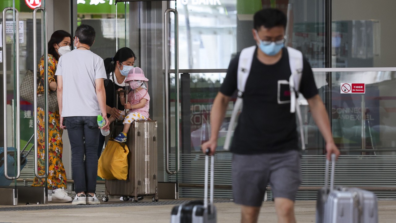Coronavirus: Hong Kong'un sınır kontrol kuralları savunulamaz, diyor Carrie Lam, şehir 1.276 vaka kaydederken