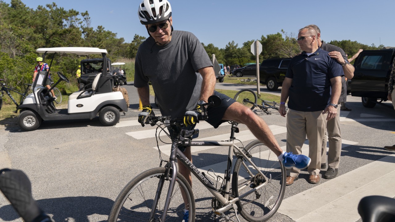 Joe Biden, ABD başkanının tatil evinin yakınında bisiklet sürdükten sonra inerken bir sıvı döktü