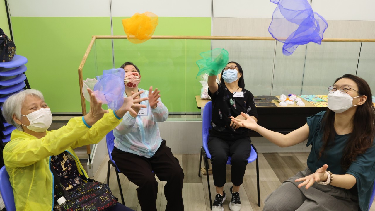 Coronavirus: elderly Hongkongers turn to expressive arts therapy to ease pandemic blues thumbnail