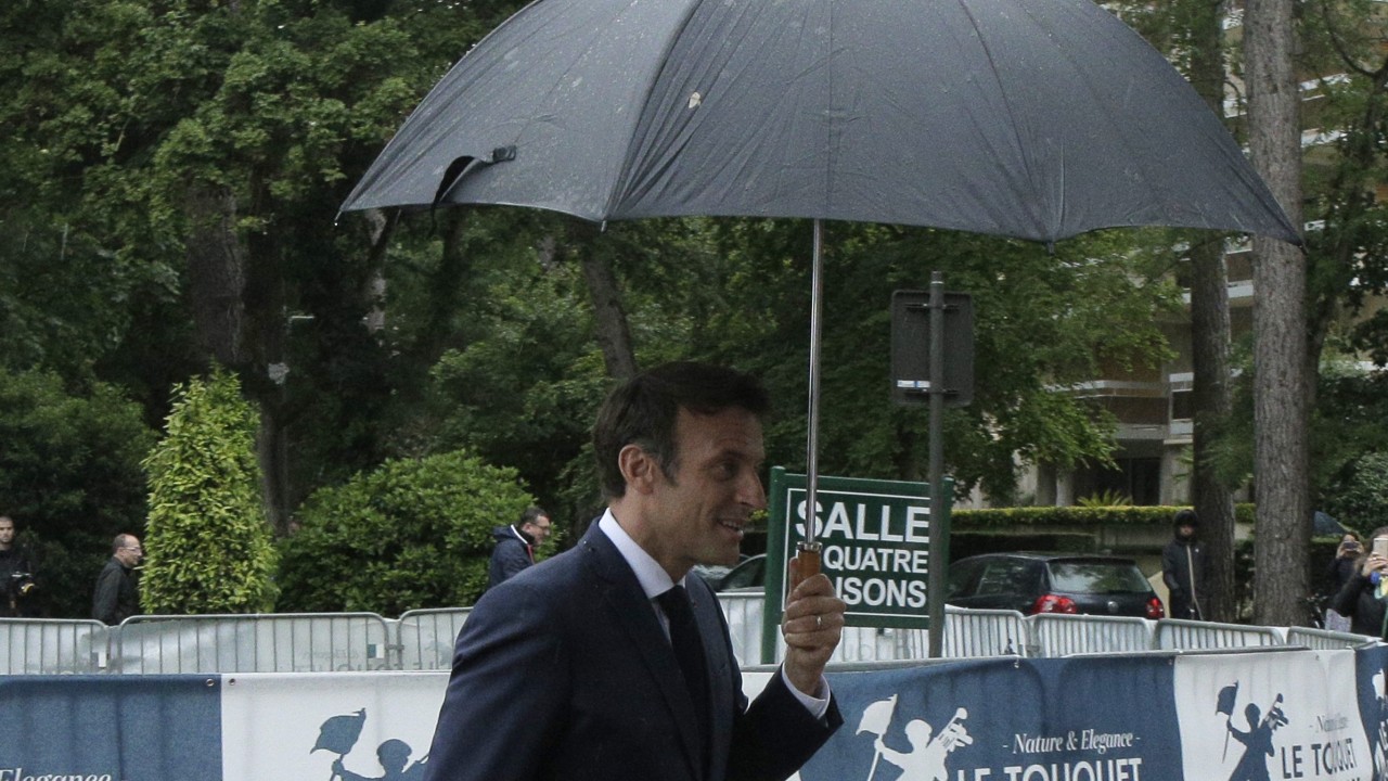 Tahminler, Macron'un reform planlarına darbe vurarak Fransız parlamentosu çoğunluğunu kaybedeceğini gösteriyor