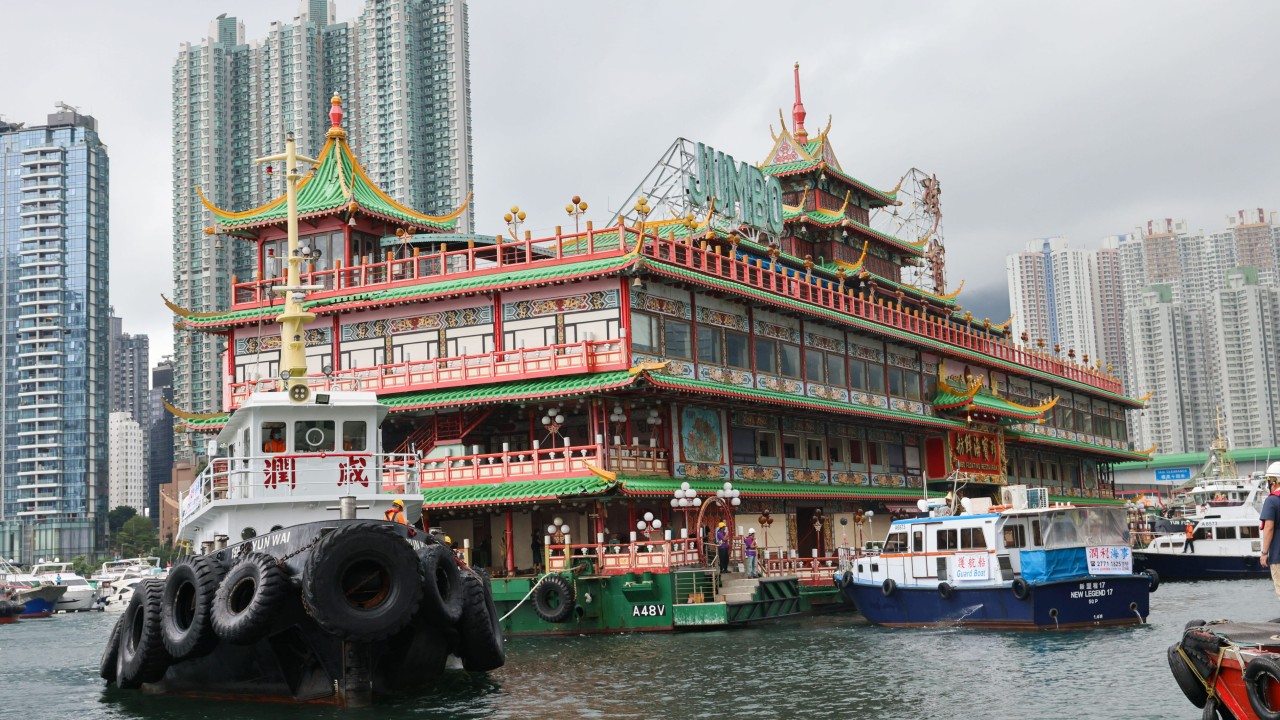 Hong Kong'un ikonik Jumbo Yüzen Restoranı, olumsuz koşullarla karşılaştıktan sonra Güney Çin Denizi'nde alabora oldu.