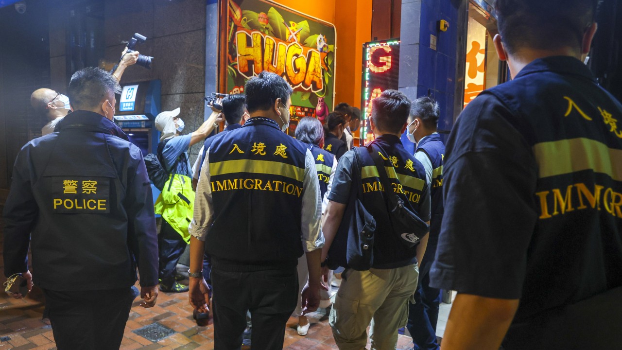 Hong Kong polisi, sınır ötesi suçla mücadelenin ilk 4 haftasında yaşları 11 ila 90 arasında değişen 1800 kişiyi tutukladı