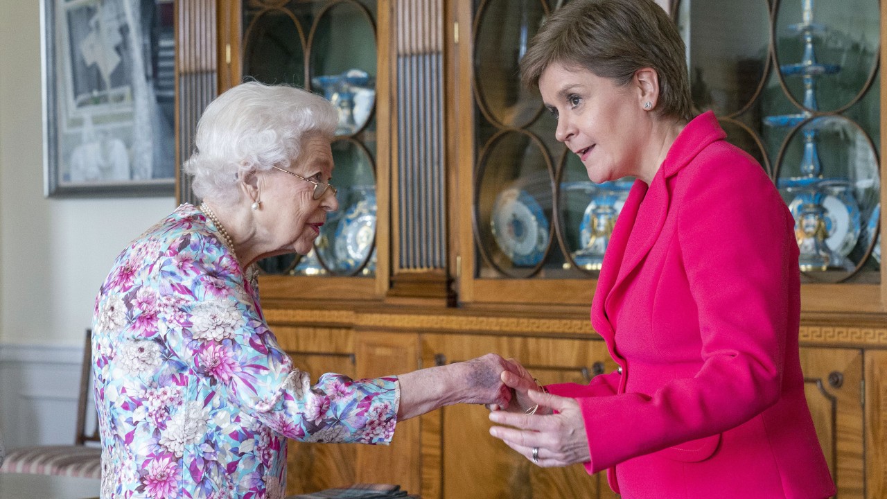 İngiltere Kraliçesi Elizabeth, yeni bağımsızlık oylaması baskısı sırasında İskoç lider Sturgeon ile bir araya geldi