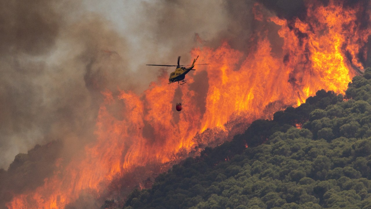 Avrupa'da kabaran sıcak hava dalgası orman yangınlarına yol açarken binlerce kişi tahliye edildi