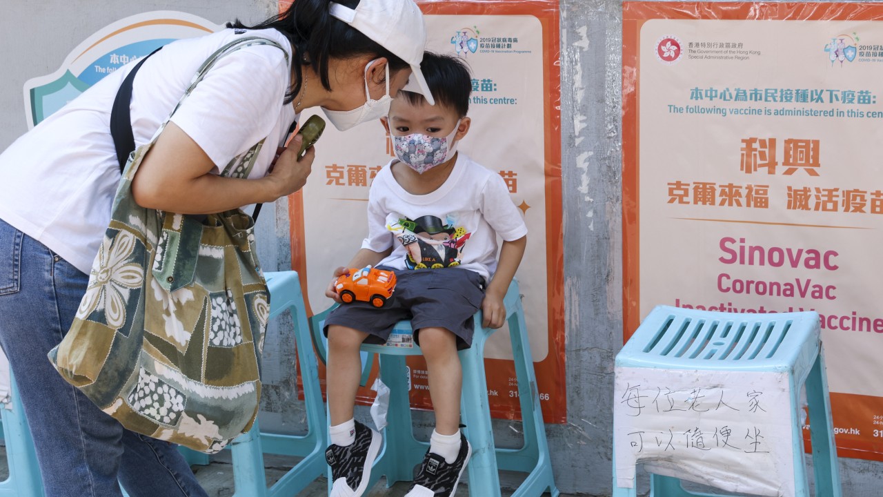 Coronavirus: Hong Kong, formül elde edilemezse, dünyada ilk kez 6 aylıktan küçük bebekler için yetişkin aşılarını seyreltebilir