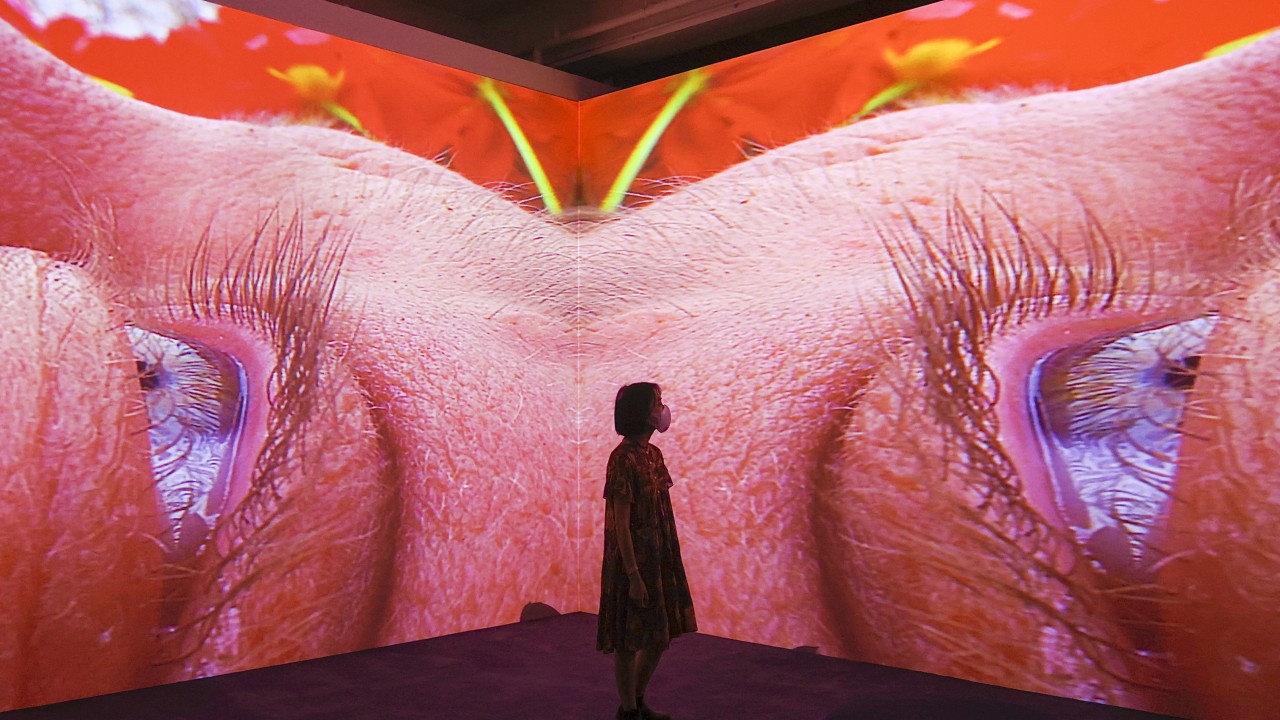 视觉艺术家在香港大馆中心的超现实展览是一种多感官体验，游客可以迷失在其中