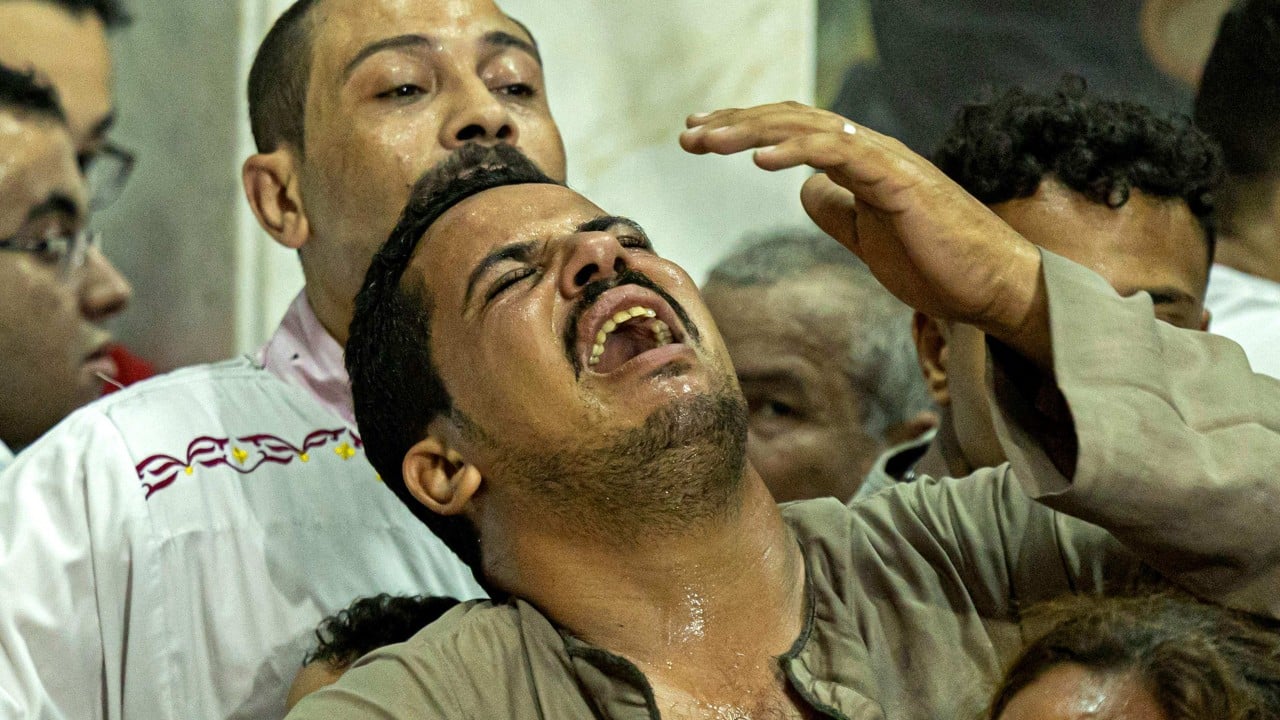 Mısırlılar Kahire Kıpti kilise yangınında ölen 41 kurbanın yasını tutarken düzenlenen cenazeler