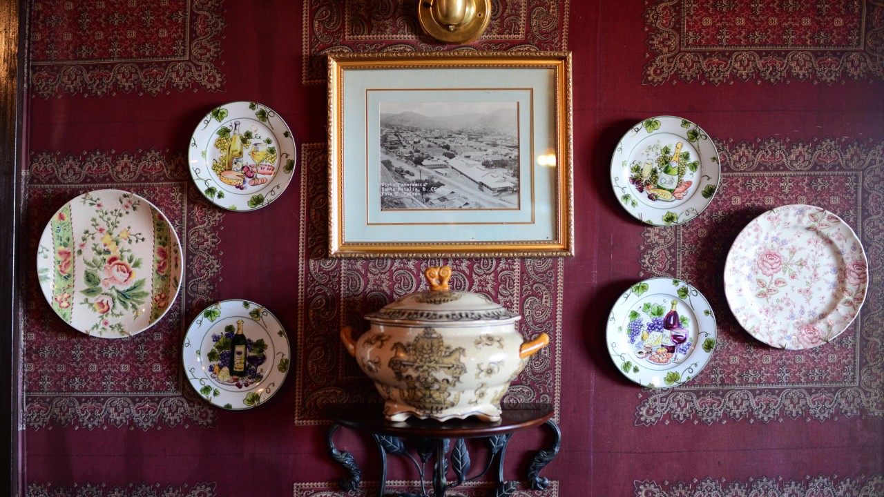 古董盘子——定制的手绘瓷器——如何从墙上和桌子上的骄傲变成旧货店