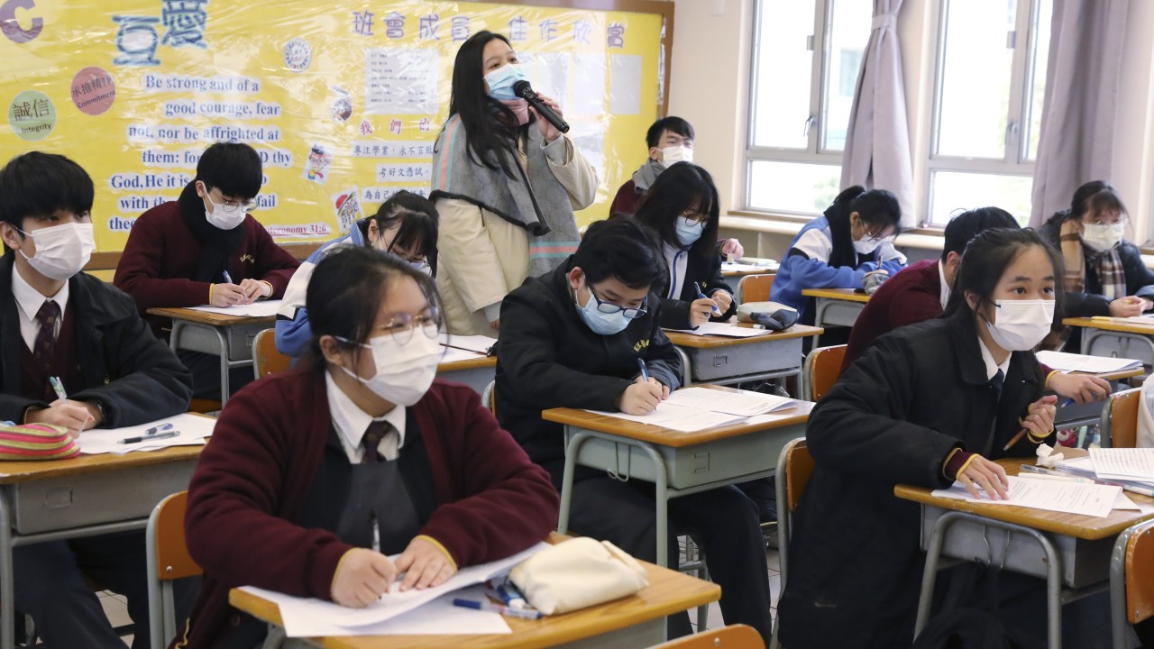 调查发现 十分之六的香港中学生害怕与不戴口罩的同学见面 因为学校敦促当局在新冠病毒激增的情况下维持全日制面授课程 调查发现 十分之六的香港中学生害怕与不戴口罩的同学见面 因为学校敦促当局在新冠病毒激增的情况下维持全日制面授课程