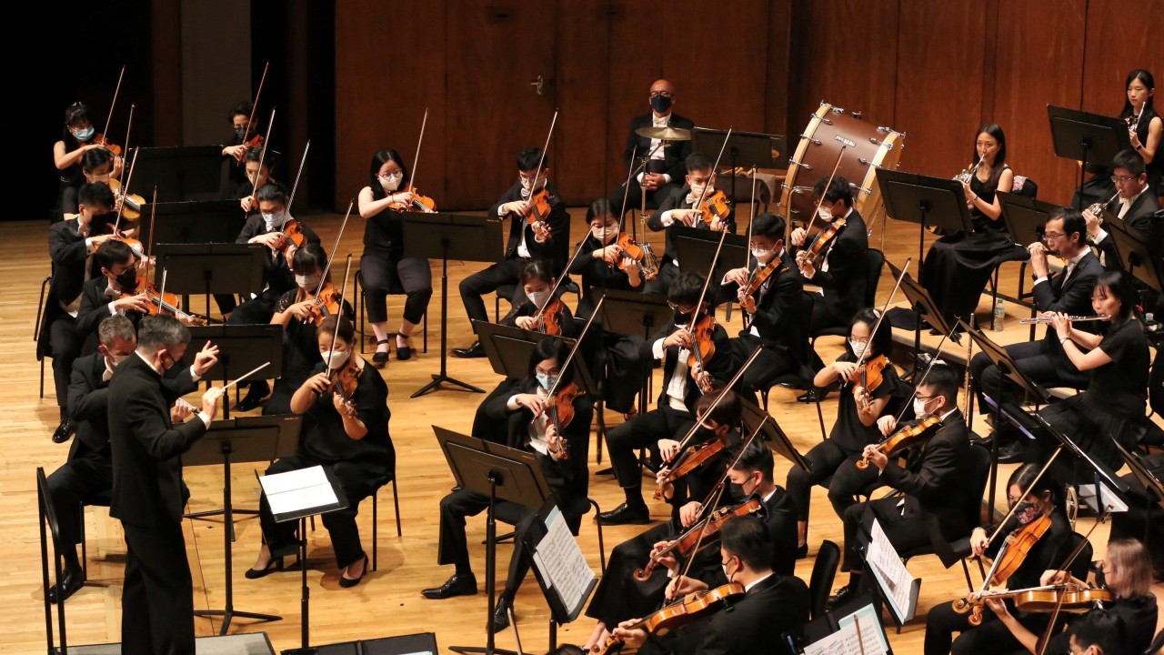 林肯在巴伯、斯特拉文斯基、普罗科菲耶夫和当代作曲家安娜克莱因的作品中汲取香港小交响乐团的激情演奏