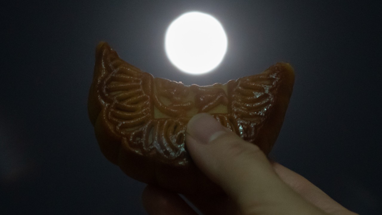中秋送月饼是中国悠久历史中的新趋势，最早描述于 16 世纪