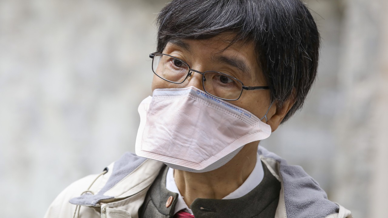 Önde gelen Hong Kong mikrobiyolog ve hükümet pandemi danışmanı Yuen Kwok-yung, Covid-19 ile enfekte