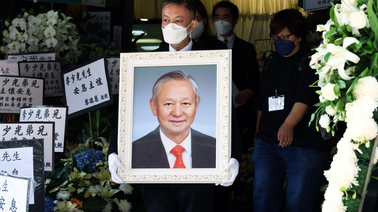 Üst düzey Hong Kong yetkilileri ve politikacılar eski güvenlik şefi Ambrose Lee'nin cenazesinde son saygılarını sunuyorlar