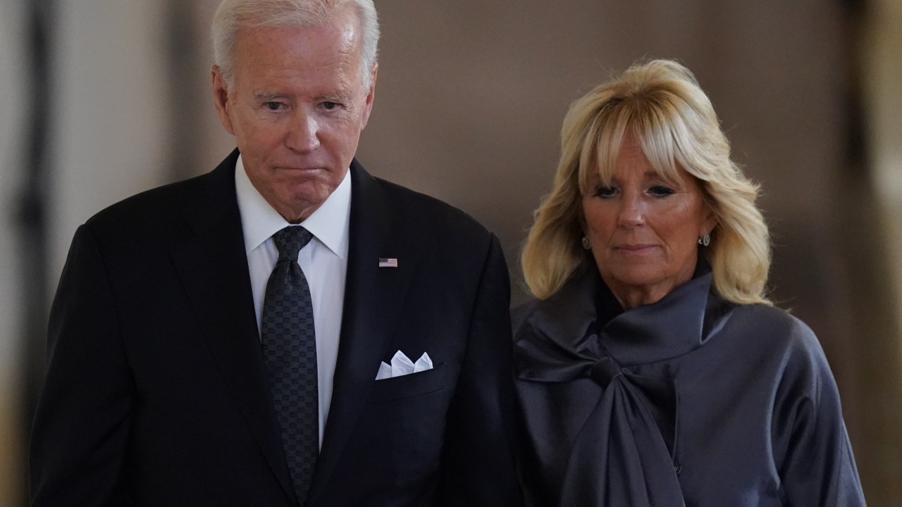 ABD Başkanı Joe Biden ve eşi Jill Biden, eyalette yatan Kraliçe II. Elizabeth'e saygılarını sunuyor