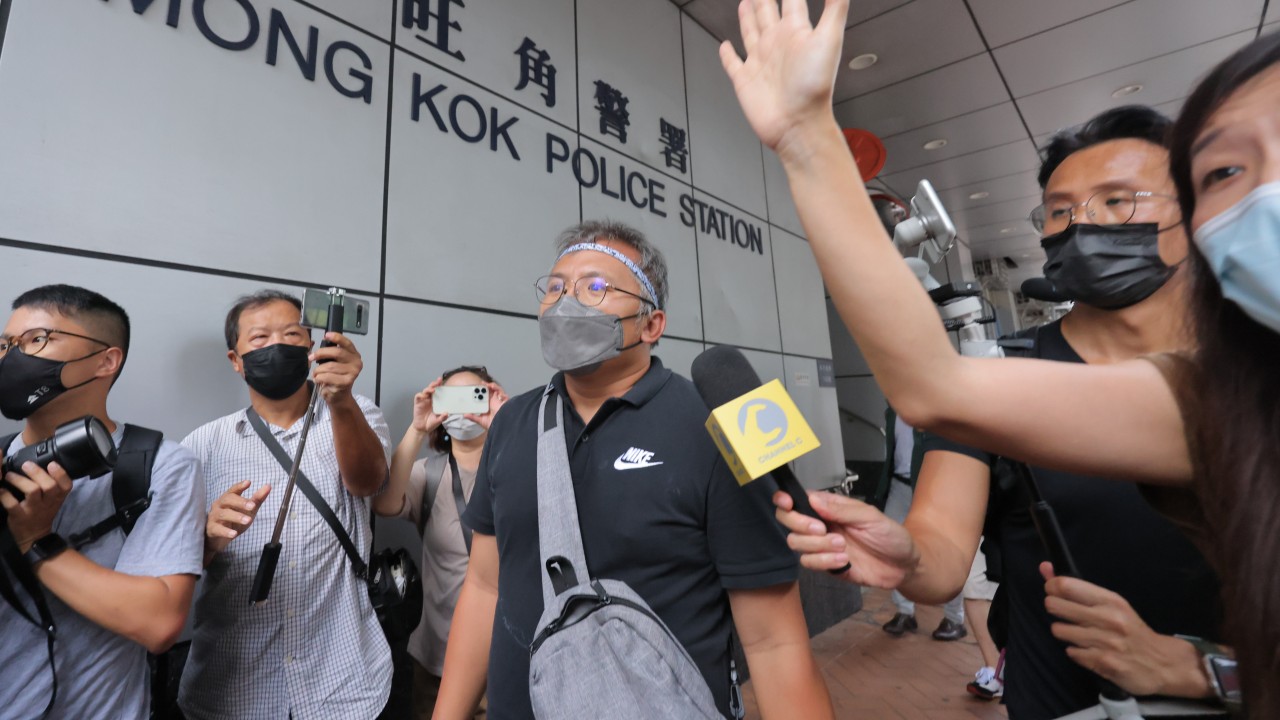 Hong Kong gazeteciler grubunun lideri, prestijli Oxford Üniversitesi bursunu almak için İngiltere'ye uçuştan günler önce engellemekle suçlandı
