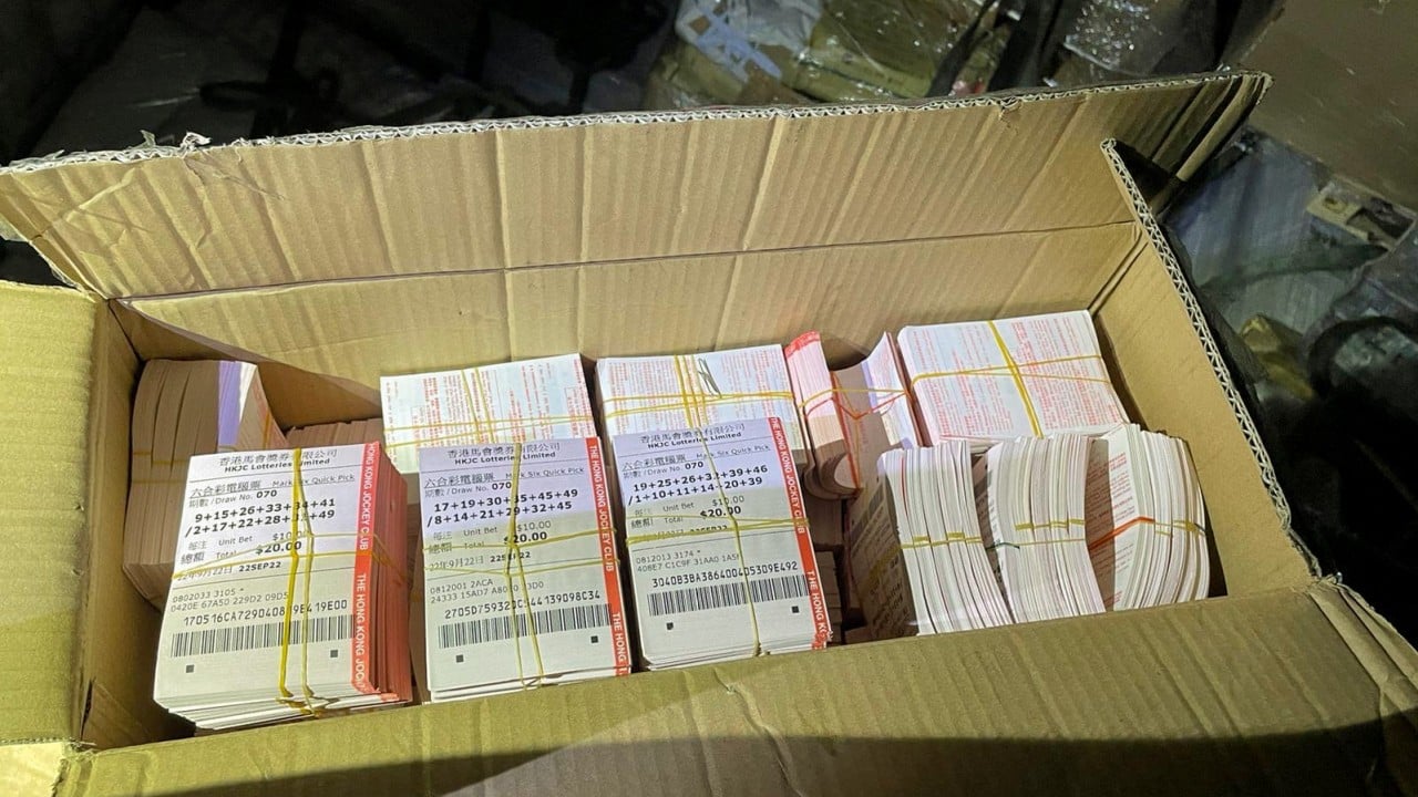 Hong Kong gümrükleri, kaçakçılık baskınında 10 milyon Hong Kong doları değerinde elektronik eşyalarla birlikte ele geçirildikten sonra kazananlar için 16.000'den fazla Mark Six biletini kontrol edecek