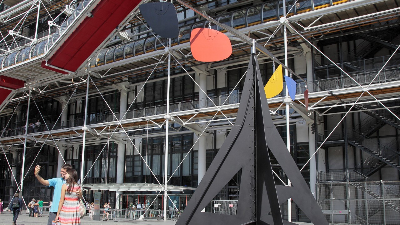 巴黎的 Alexander Calder 雕塑如何改变香港男装设计师的时尚和生活