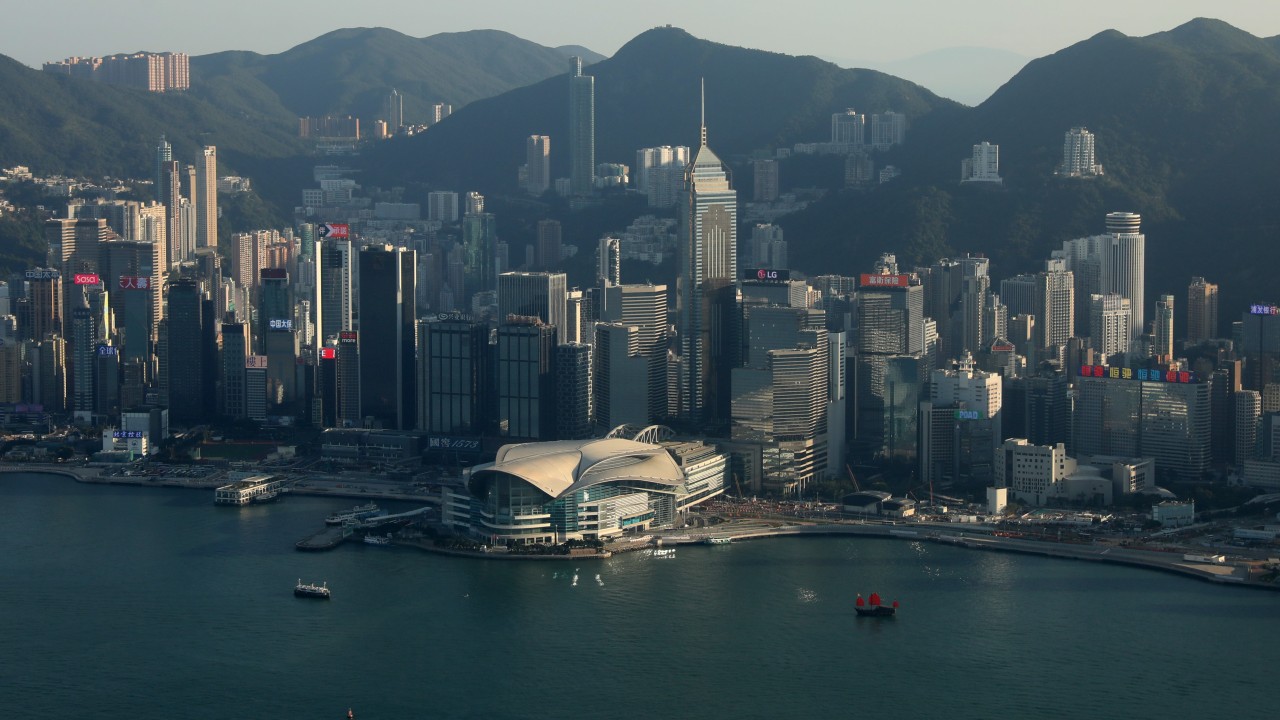 Milletvekilleri, Hong Kong hükümetini denizaşırı yeteneklerin şehirde kısa süreli çalışma yapmalarına izin veren kriterleri genişletmeye çağırıyor