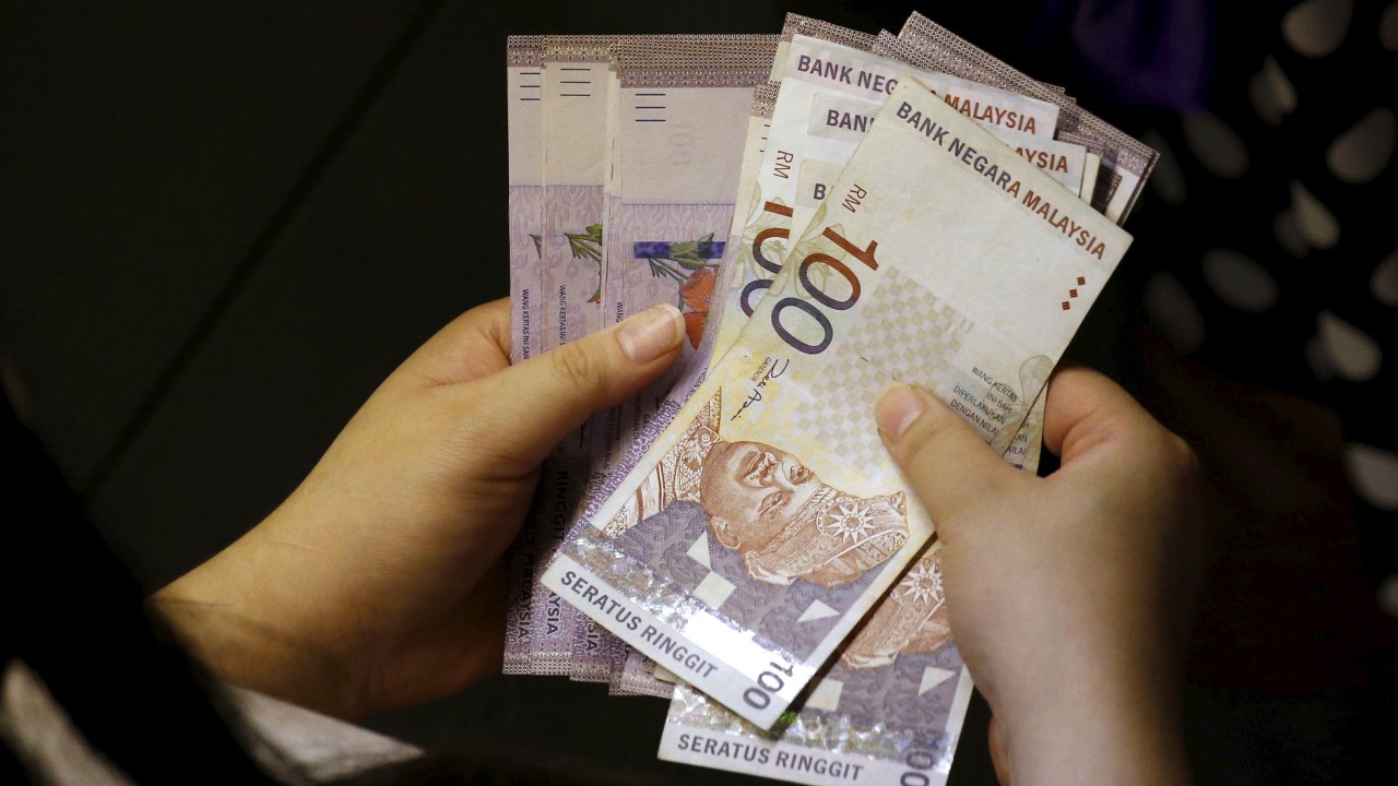 Malezya seçimleri: Barisan Nasional, seçmenleri kazanmak için nakit para dağıttı