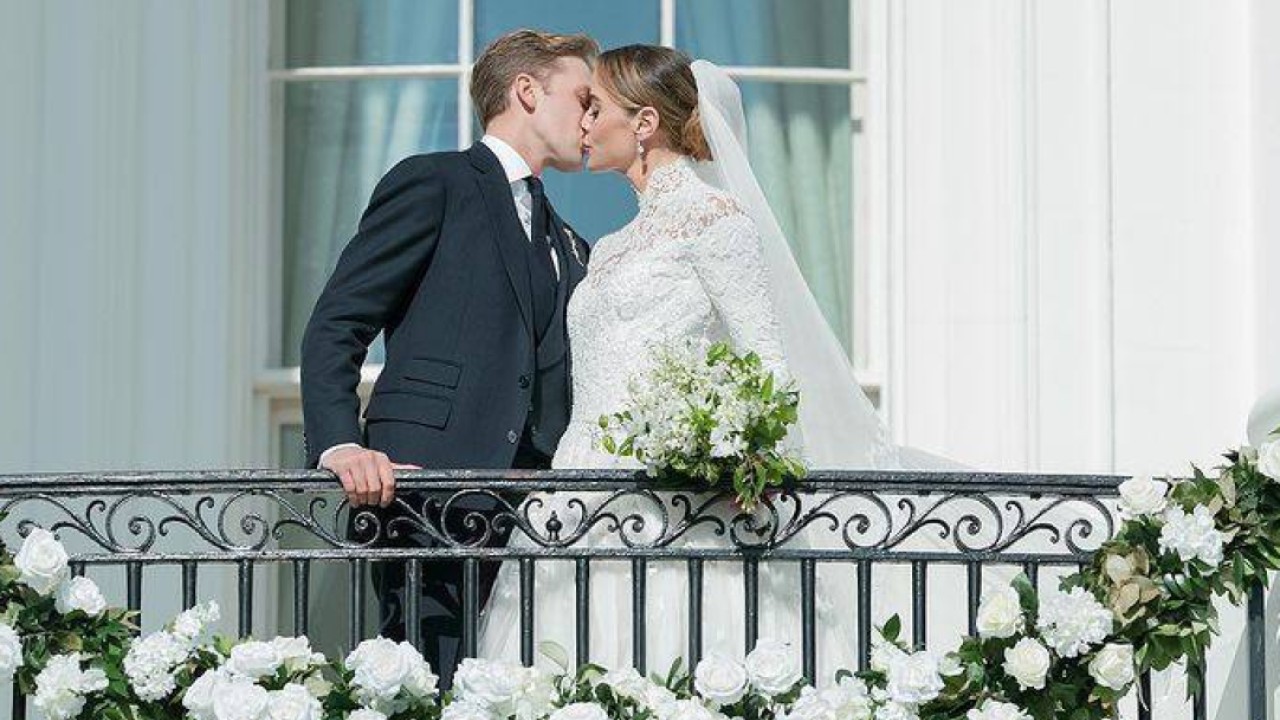 内奥米·拜登 (Naomi Biden) 在与彼得·尼尔 (Peter Neal) 的白宫婚礼上身穿 Ralph Lauren 蕾丝领口连衣裙